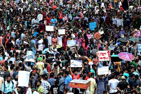 Massa di Bangladesh Pukuli Pendukung Mantan PM Sheikh Hasina